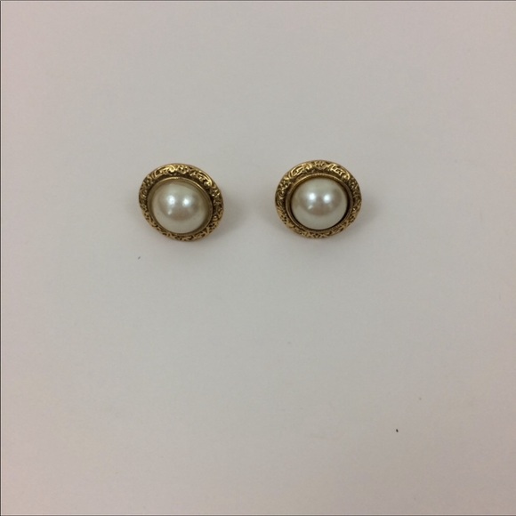 Jewelry - Vintage Clip on Faux pearl earrings